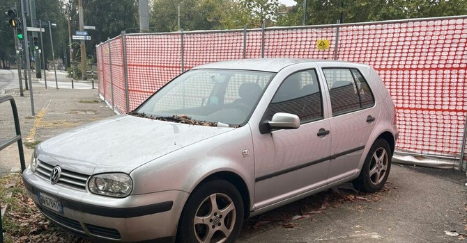 Auto abbandonata piazza Gottardo Auto abbandonata piazza Gottardo