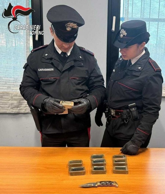 Le manette dei carabinieri scattate per un 33enne e un 42enne Le manette dei carabinieri scattate per un 33enne e un 42enne