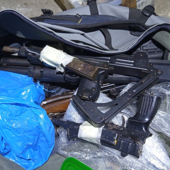 Alcune delle armi trovate a casa dell'uomo arrestato