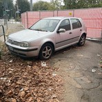 Auto abbandonata piazza Gottardo Auto abbandonata piazza Gottardo