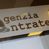 Porta con scritte dell'Agenzia delle Entrate
