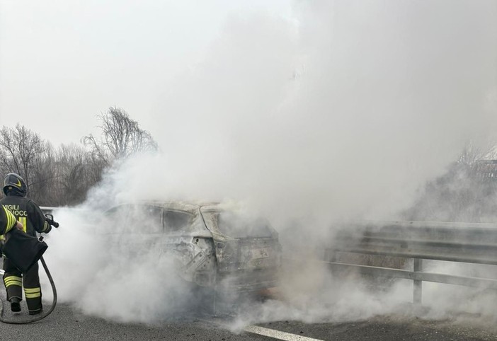 Fortunatamente non si registrano feriti: sul posto pompieri e Polizia Autostradale