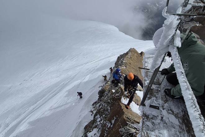 Il Politecnico di Torino sul tetto d'Europa: installata sul Monte Rosa la stazione Gps più alta del continente Il Politecnico di Torino sul tetto d'Europa: installata sul Monte Rosa la stazione Gps più alta del continente