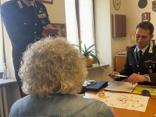 La donna in compagnia dei militari che le hanno restituito il maltolto