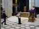 Crisi climatica, le attiviste di Extinction Rebellion interrompono la messa in Duomo con l'arcivescovo Repole