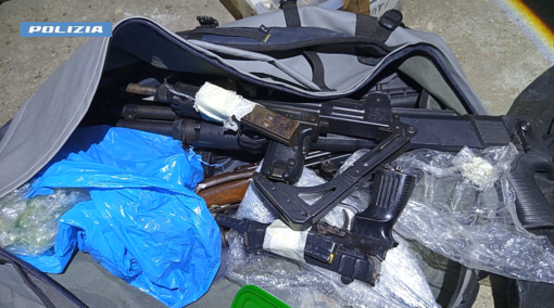 Alcune delle armi trovate a casa dell'uomo arrestato