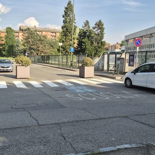 A Mirafiori un’area pedonale della discordia tra ingorghi al mattino e auto in sosta vietata A Mirafiori un’area pedonale della discordia tra ingorghi al mattino e auto in sosta vietata