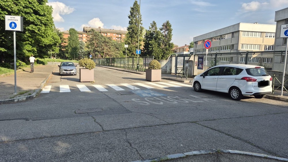 A Mirafiori un’area pedonale della discordia tra ingorghi al mattino e auto in sosta vietata A Mirafiori un’area pedonale della discordia tra ingorghi al mattino e auto in sosta vietata