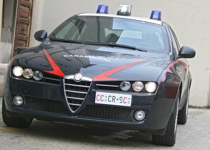 Due bimbi piccoli lasciati soli in casa: soccorsi e portati in ospedale dai carabinieri