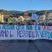 Ambientalisti in piazza guidati dal coro &quot;Si ama e si difende, Torino non si vende&quot;
