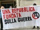Gli antimilitaristi protestano di fronte alla sede degli Alti Comandi di Torino
