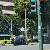 Una immagine dell'auto che si è ribaltata in corso Agnelli