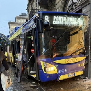 Bus si schianta contro la vetrina di un negozio in via Cernaia: probabile malore del conducente Bus si schianta contro la vetrina di un negozio in via Cernaia: probabile malore del conducente
