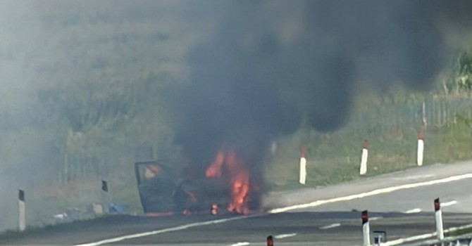 Auto in fiamme sulla Torino-Savona, tra Carmagnola e Marene: traffico in tilt