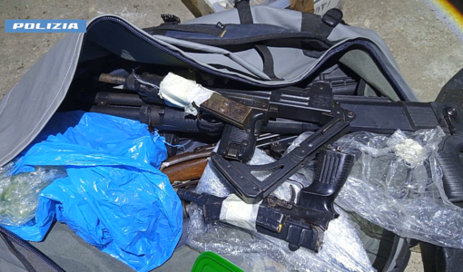 Alcune delle armi trovate a casa dell'uomo arrestato