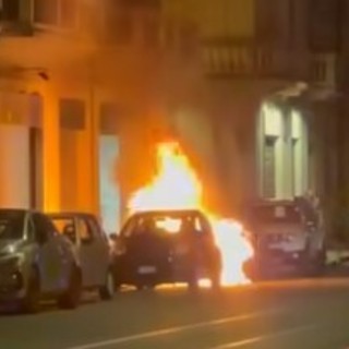 Un'auto esplode nella notte, momenti di paura in via Di Nanni