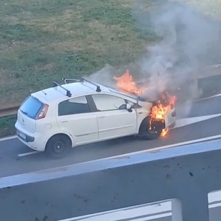 Un'auto in fiamme a Beinasco