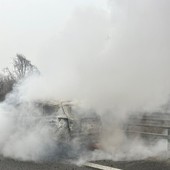Fortunatamente non si registrano feriti: sul posto pompieri e Polizia Autostradale