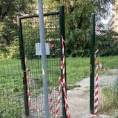 Non c’è pace per l’area cani ai giardini Cavallotti, gli incivili strappano i sigilli