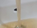 rubinetto con acqua scura