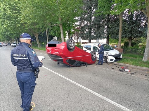 Alfa Romeo ribaltata dopo un brutto incidente: attimi di paura a Nichelino
