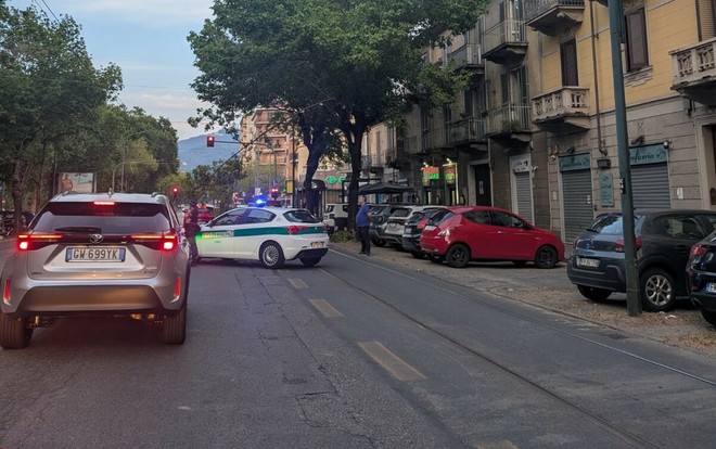 Cade un ramo sulla carreggiata: disagi al traffico in corso Belgio