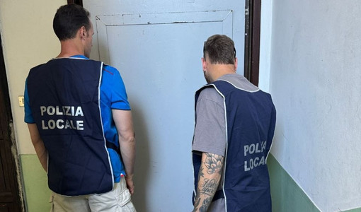 La Polizia Locale recupera una casa popolare occupata abusivamente dai rom La Polizia Locale recupera una casa popolare occupata abusivamente dai rom