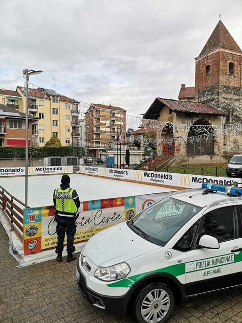La pista da pattinaggio ripristinata dopo il danneggiamento La pista da pattinaggio ripristinata dopo il danneggiamento