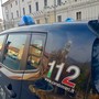 Gravere, vede i carabinieri e prova a disfarsi di una dose di crack: arrestato