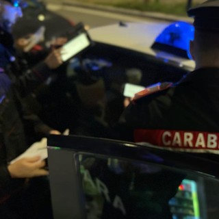 Ruba dentro 14 auto, ma i carabinieri lo prendono in via Sospello: arrestato il predone delle vetture