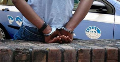 Persona di colore arrestata dalla Polizia