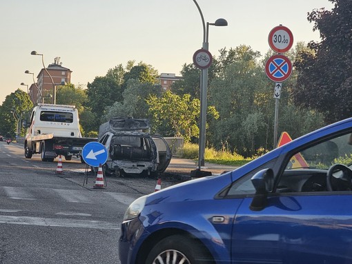Auto distrutta dalle fiamme a Torino nord: pompieri in azione