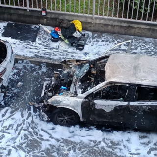 L'auto andata in fiamme in via Carmagnola