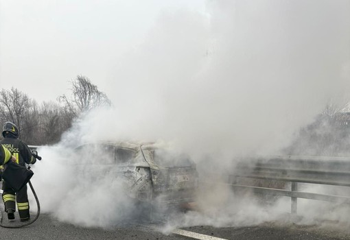 Fortunatamente non si registrano feriti: sul posto pompieri e Polizia Autostradale Fortunatamente non si registrano feriti: sul posto pompieri e Polizia Autostradale