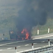 Auto in fiamme sulla Torino-Savona, tra Carmagnola e Marene: traffico in tilt