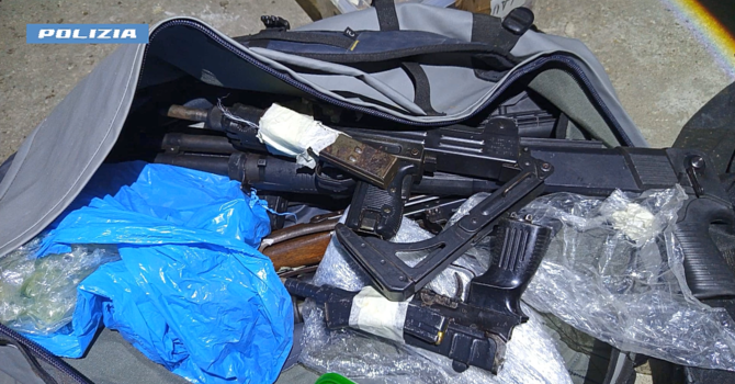 Alcune delle armi trovate a casa dell'uomo arrestato