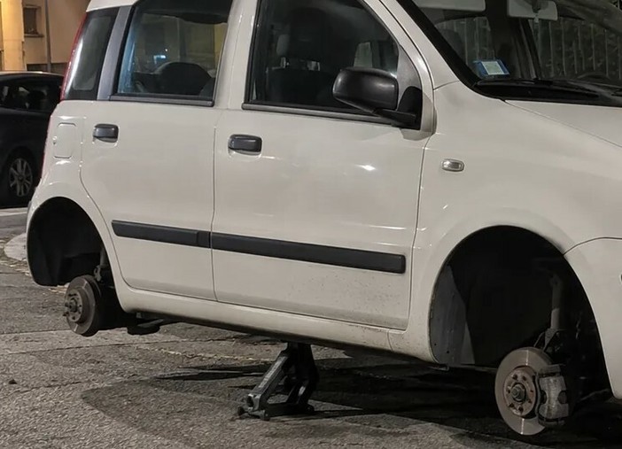 L'auto derubata delle gomme a Nichelino