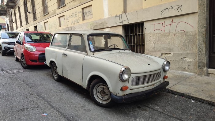 Porta Palazzo e il “mistero” delle auto d'epoca parcheggiate in via Porporati