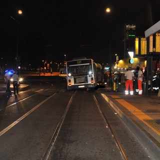 Tragedia alla fermata di Porta Susa: pedone investito appena sceso dal bus, morto