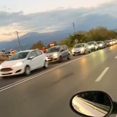 Una immagine delle tantissime auto ferme in coda