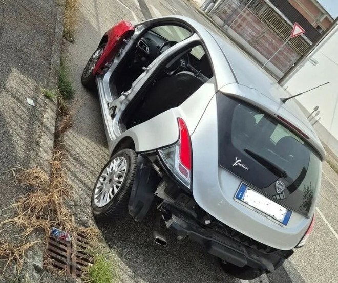 Alla Lancia Y portate via portiere e il parafango posteriore Alla Lancia Y portate via portiere e il parafango posteriore