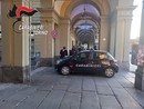 auto dei carabinieri sotto i portici