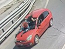 Fugge senza pagare la rimozione: addetto prova a fermarla e resta aggrappato all'auto per più di un chilometro