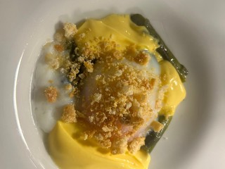 Asparago alla brace con uovo poché e zabaione salato