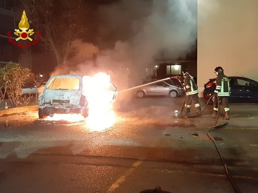 auto in fiamme - foto d'archivio