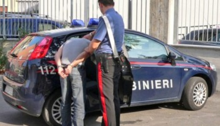 Minaccia l’anziana madre con un coltellaccio per estorcerle denaro: arrestato 41enne