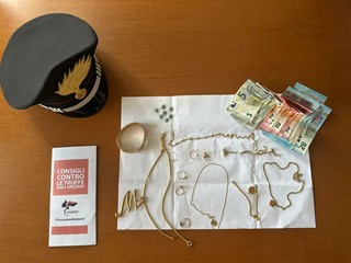 La donna in compagnia dei militari che le hanno restituito il maltolto