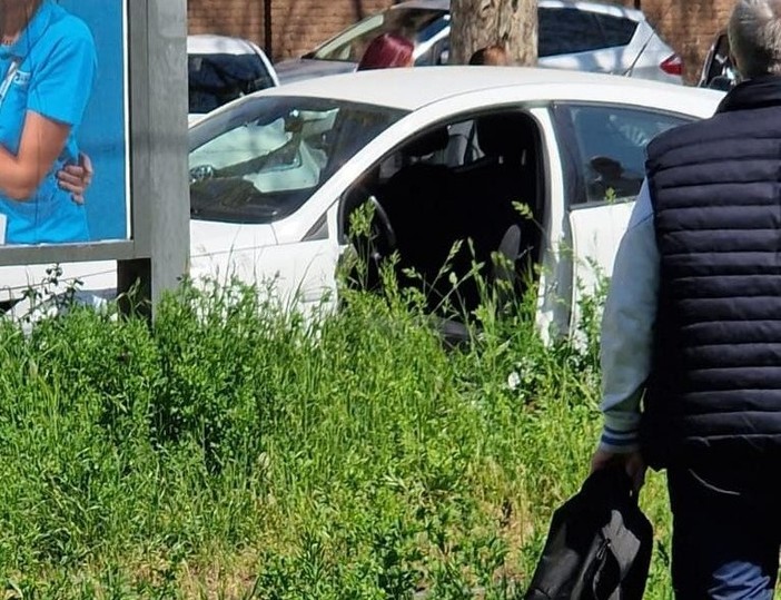 Un’intera portiera strappata dall’auto: continuano i furti