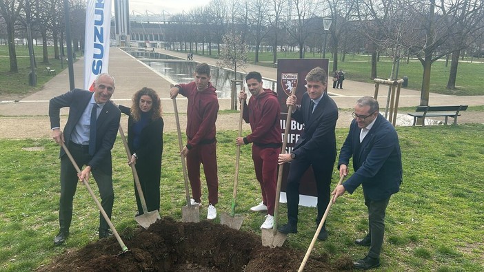 Piazza d’Armi, grazie a Suzuki i giocatori del Toro vanno a zappare