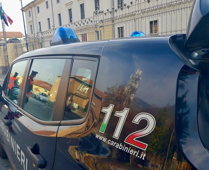 Gravere, vede i carabinieri e prova a disfarsi di una dose di crack: arrestato Gravere, vede i carabinieri e prova a disfarsi di una dose di crack: arrestato